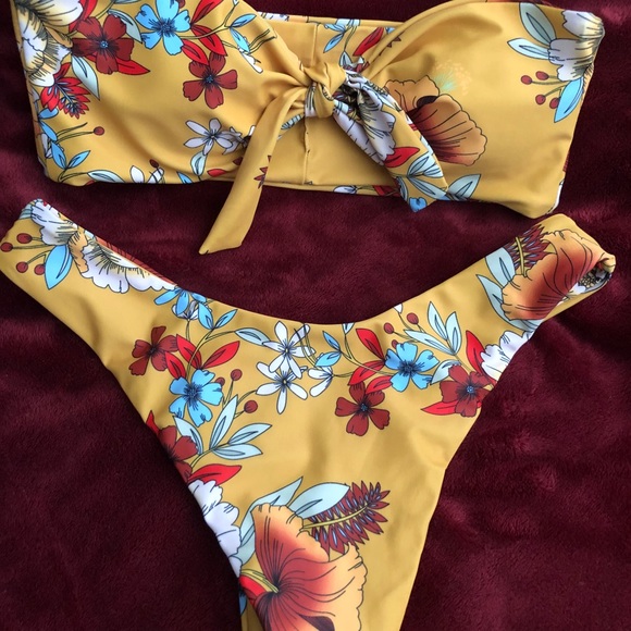 Bikini - Picture 3 of 4